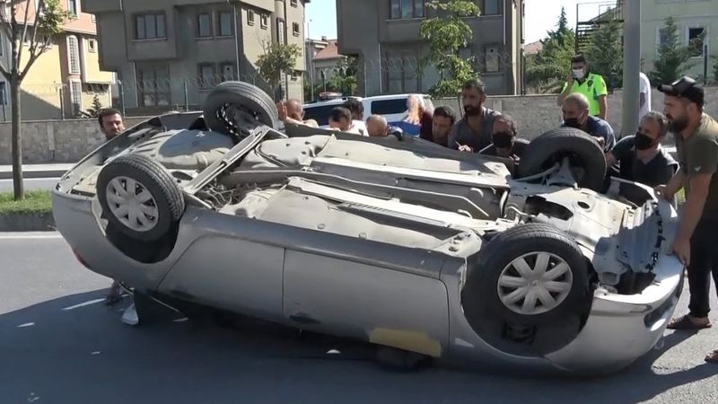 Arnavutköy'de ehliyetsiz sürücünün kullandığı otomobil takla attı