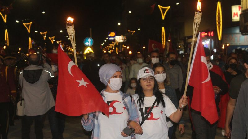 Van halkından meşaleli 15 Temmuz yürüyüşü