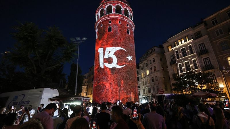Galata Kulesi, Çamlıca Kulesi ve Ayasofya Meydanı'nda 15 Temmuz temalı gösteri