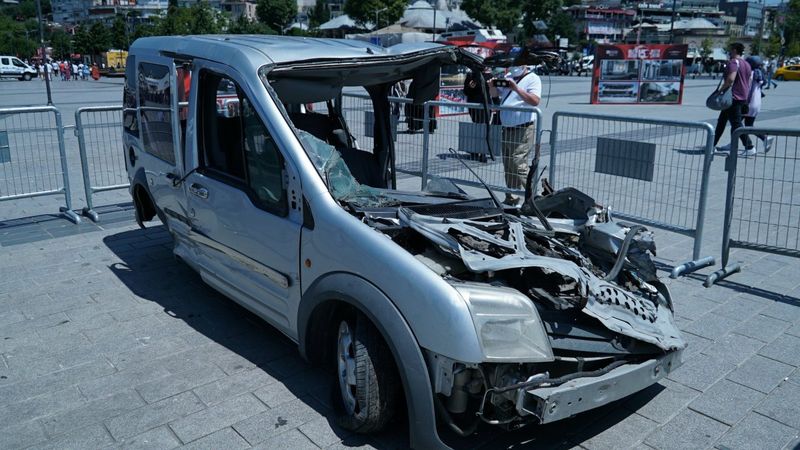 Üsküdar’da darbe gecesi ezilen araç sergileniyor