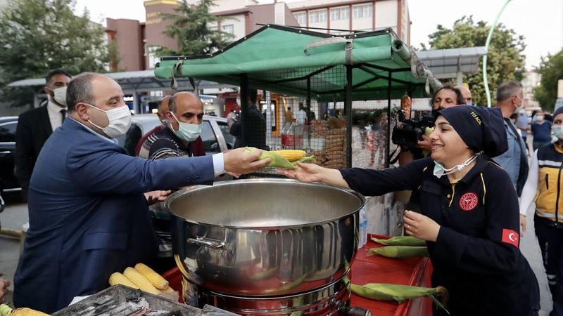 Sanayi ve Teknoloji Bakanı Varank süt mısır ikram etti
