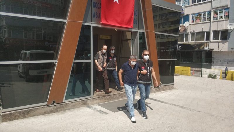 Kocaeli’de ‘Amca yeleğin kirlenmiş’ diyerek altınlarını çaldılar