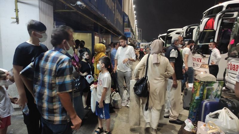 İstanbul otogarlarında bayram yoğunluğu