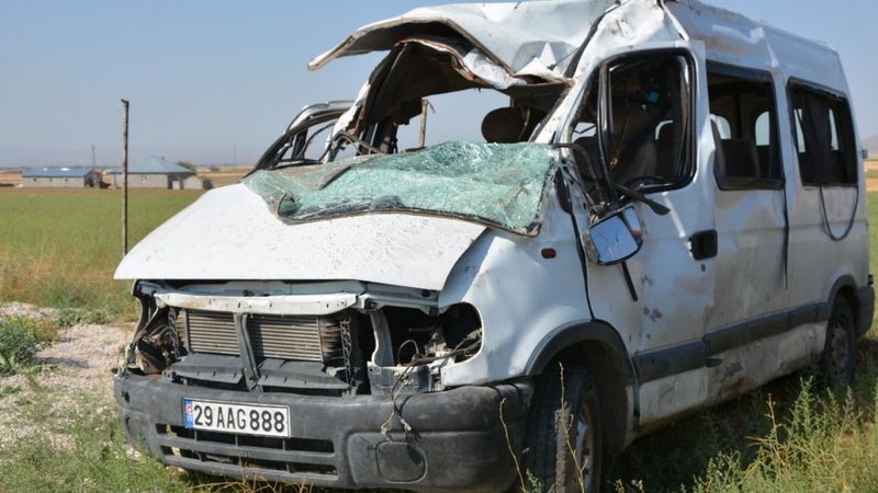 Ağrı'da minibüs devrildi: 14 yaralı