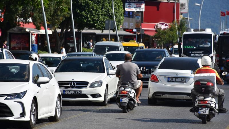 Marmaris ve Datça'ya tatilci akını: 36 saatte 75 bin araç giriş yaptı
