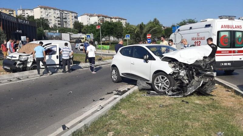 Maltepe'de çarpışan iki otomobil hurdaya döndü