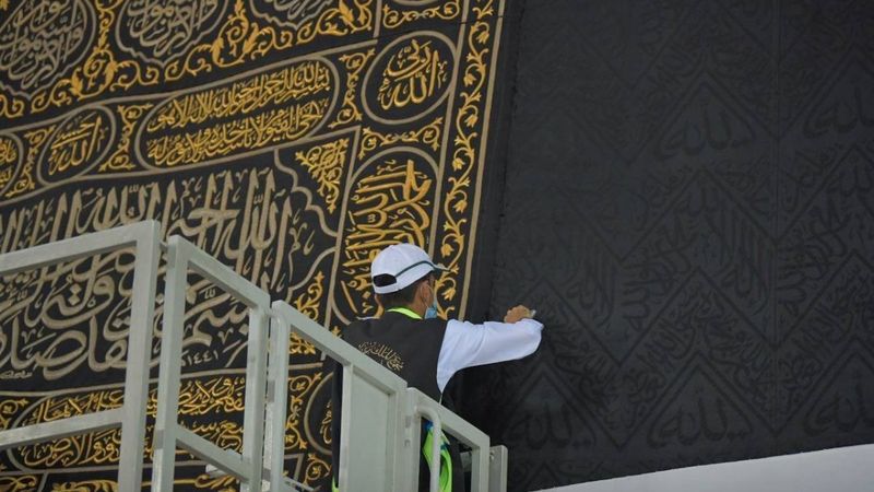 Bayram öncesi Kabe'nin örtüsü değişti