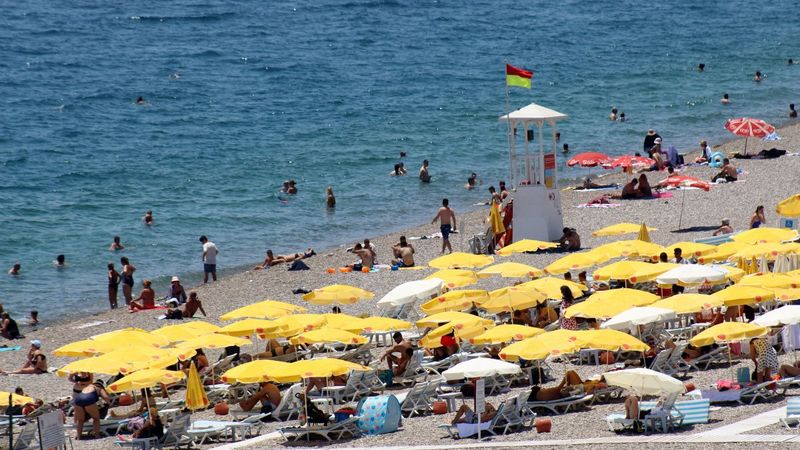 Konyaaltı yerli ve yabancı turistlerin akınına uğradı