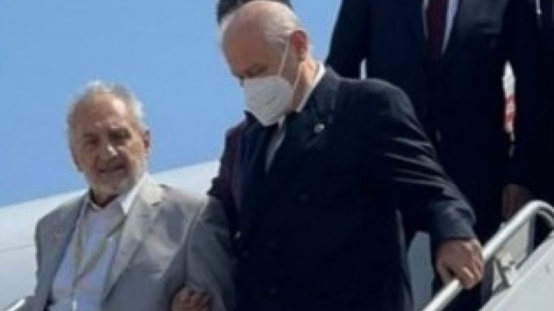 Kıbrıs'a giden Devlet Bahçeli, uçaktan Oğuzhan Asiltürk ile kol kola indi