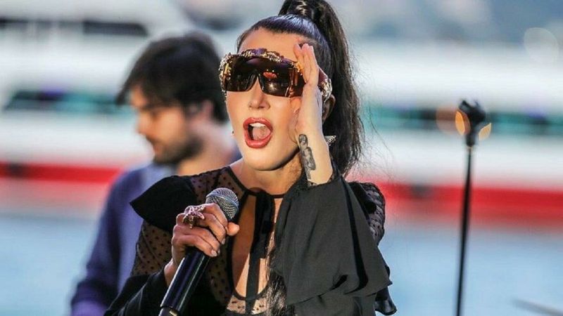 'Daha cesurunu giyeceğim' demişti! İşte Hande Yener'in olay olan sahne kostümü...