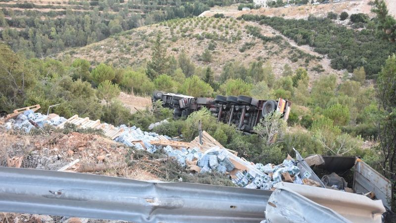 İzmir'de sürücü uyuya kaldı, hareket eden tır devrildi