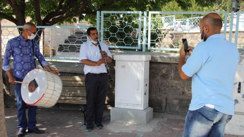 Nevşehir'de eşinden boşandı, kutlama yaptı