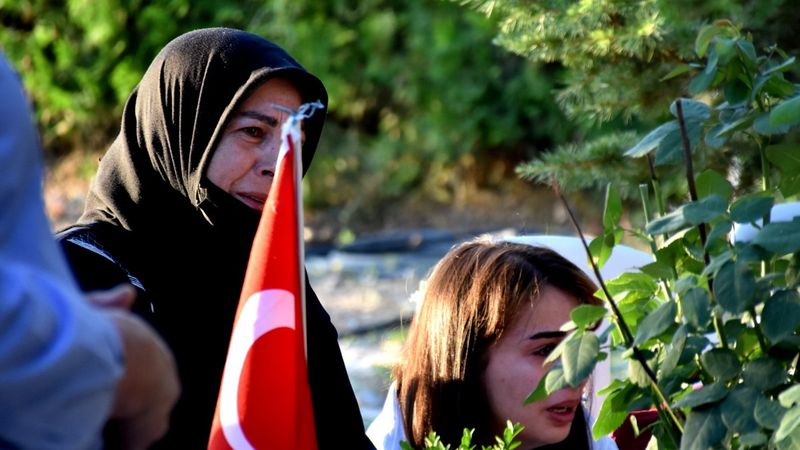 Şehit aileleri bayrama şehitlikleri ziyaret ederek girdi