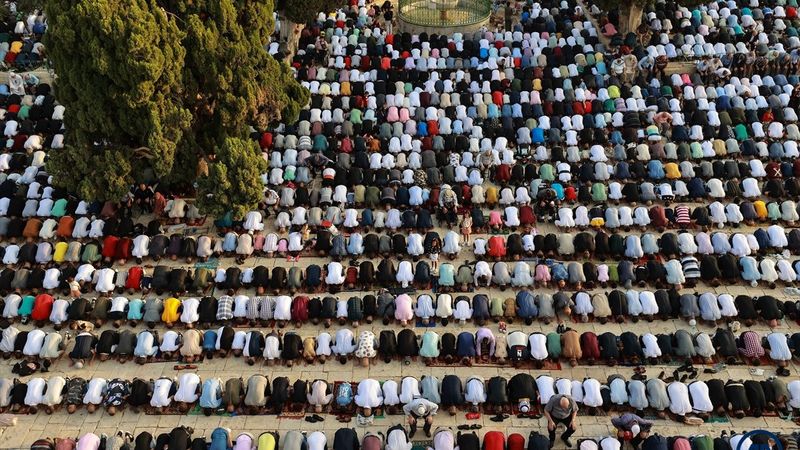 Kurban Bayramı kutlanıyor: Dünyadan bayram namazı manzaraları