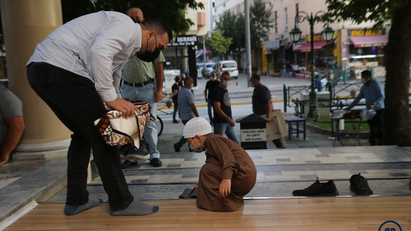 81 ilde bayram coşkusu: Vatandaşlar namaz için camileri doldurdu