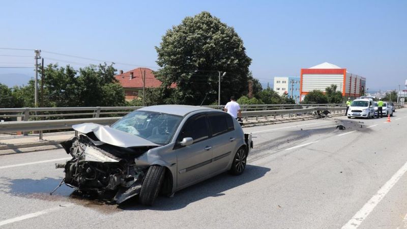 Bolu'da kontrolden çıkan otomobil bariyerlere çarptı