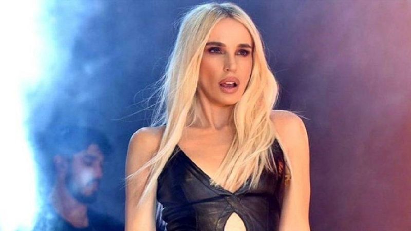 Transparan kıyafetiyle sosyal medyayı sallamıştı! Gülşen, yeni kombiniyle dikkat çekti...