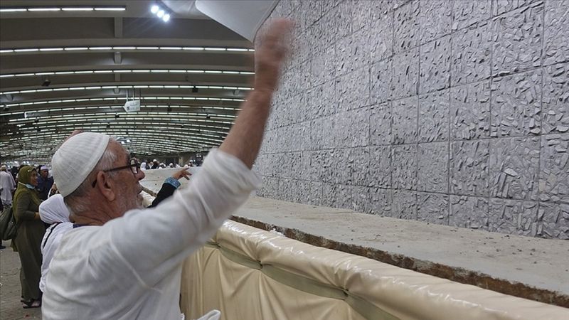 Hacı adayları Kurban Bayramı'nın ilk günü şeytan taşladı