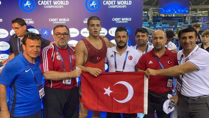 Milli güreşçi Rıfat Eren Gıdak, yıldızlarda dünya şampiyonu oldu