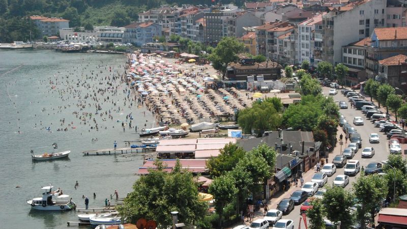 Amasra'da plajlar doldu, şemsiye açacak yer kalmadı