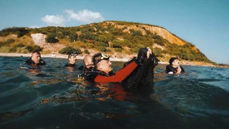 Bekir Pakdemirli, Marmara Denizi'ne dalış yaparak hayalet ağ çıkardı