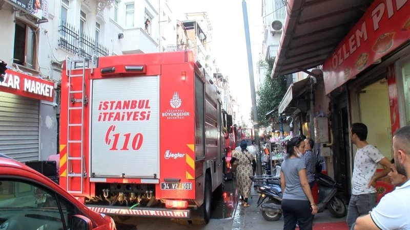Fatih’te önce evinin çatısını yaktı, sonra itfaiyecilere saldırdı