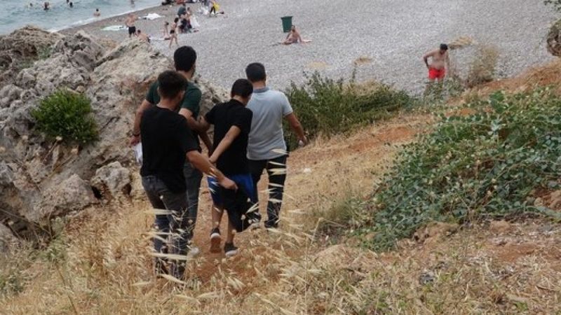 Antalya'da plajda hırsızlık yapanlar, kayalıklarda saklanırken yakalandılar