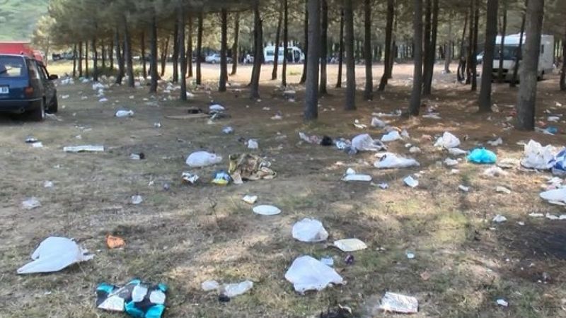 Sarıyer'de piknikçilerin ormana attığı çöpler tepki çekti