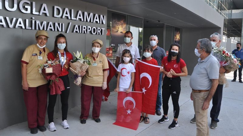 Dünya şampiyonu güreşçi Selvi İlyasoğlu, memleketi Muğla'da çiçeklerle karşılandı