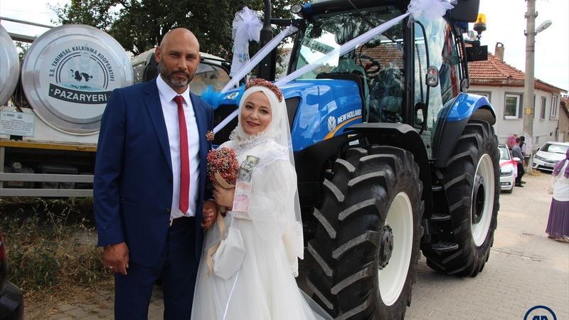 Bilecik'te traktörü gelin arabası yaptı