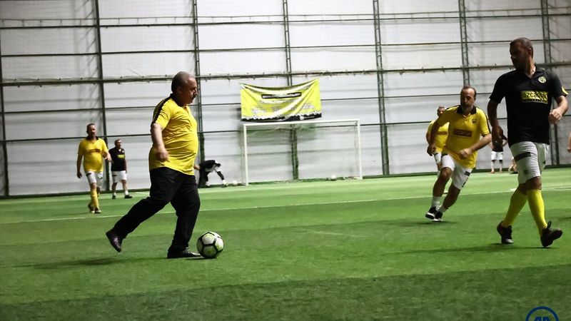 Mustafa Şentop, gazetecilerle halı saha maçı yaptı