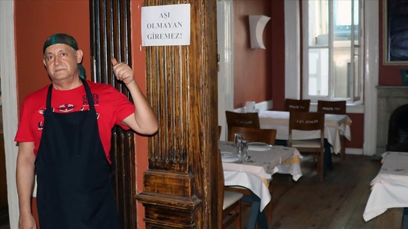 İzmir'de esnaftan müşterilerine aşı şartı