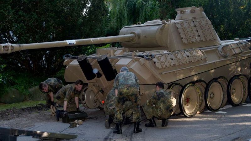 Almanya'da bodrumunda 2. Dünya Savaşı'ndaki tankı sakladı