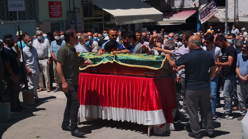 Malatya'da telefonu açmayan eşini öldürdü