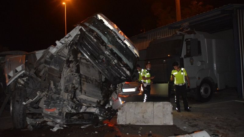 Balıkesir’de tır beton bariyerleri aşıp, emniyetin bahçesine girdi