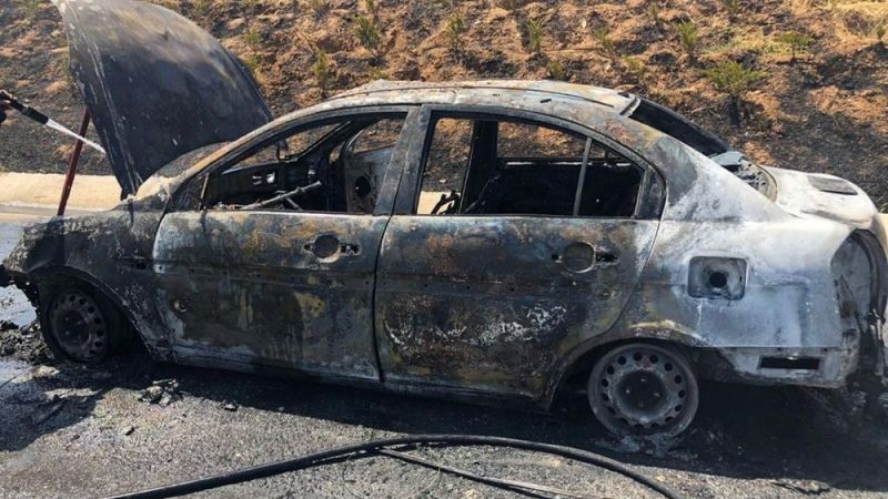 Manisa'da seyir halindeki otomobil yandı