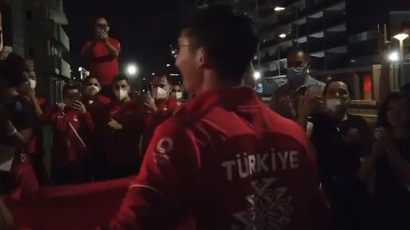 Mete Gazoz Olimpiyat köyünde coşkuyla karşılandı