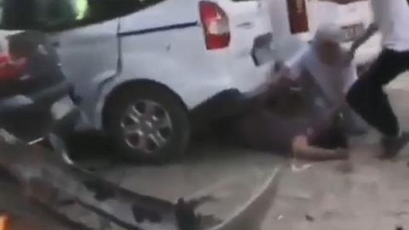 Bursa'da, minibüs yayaların arasına daldı