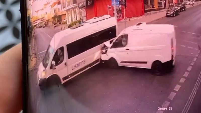 Ümraniye'de servis ile ticari minibüs çarpıştı: 1 ölü, 5 yaralı