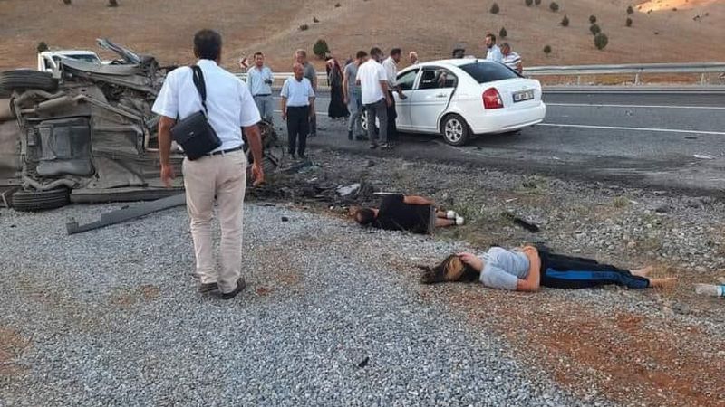 Adıyaman'da iki otomobil çarpıştı: 3 ölü, 4 yaralı