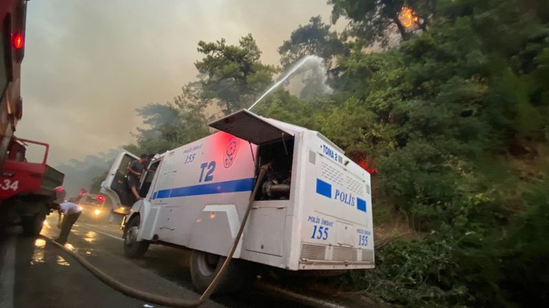 EGM’nin TOMA’ları yangınlara müdahale ediyor