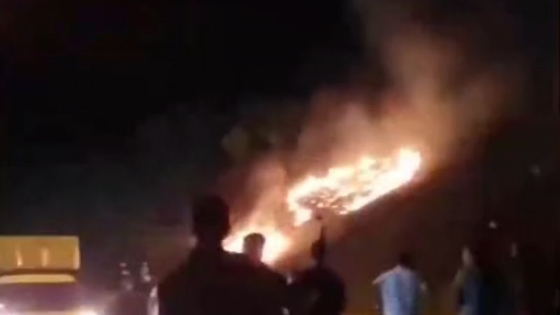 İzmir'de sokak düğününde ormana doğru havai fişekler atıldı