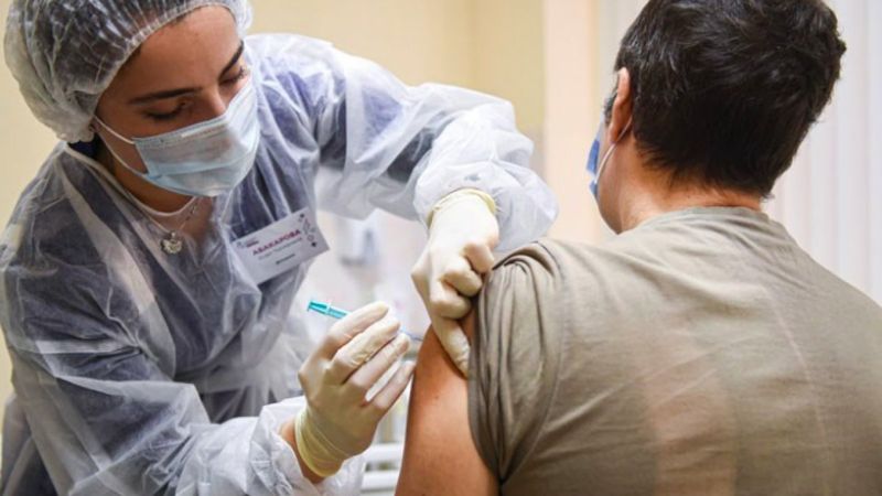 Tam aşılı kişilerin koronavirüse yakalanma riski 3 kat daha az