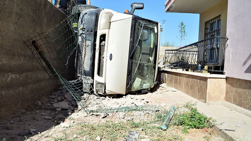 Aksaray’da evin bahçe duvarını yıkıp, kaçtılar