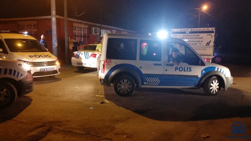 Kocaeli'de bira şişesiyle polislere saldırdı