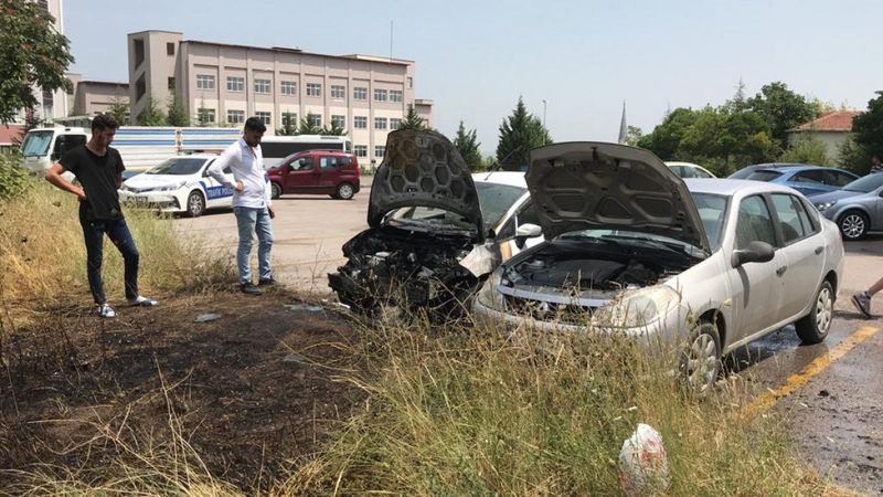 İzmit'te park halindeki otomobil alev alev yandı