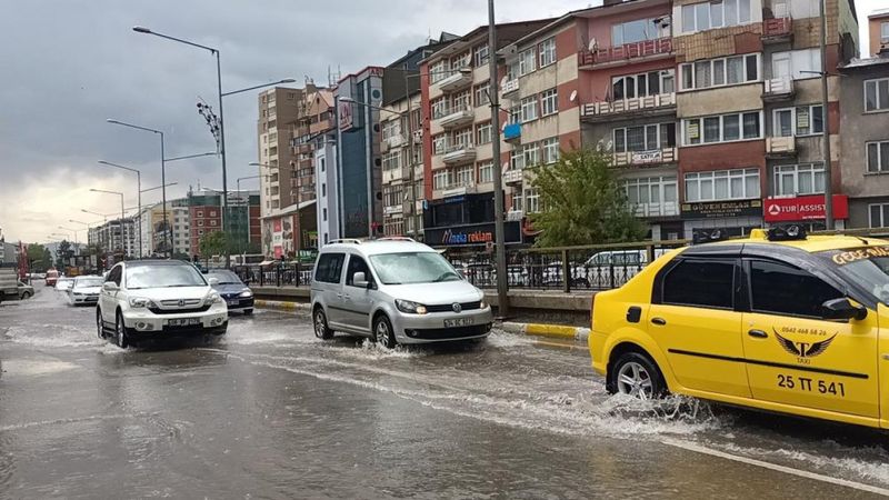 Erzurum'da sağanak yağış etkili oldu