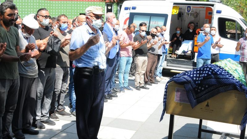 Manisa'da kızının cenazesini ambulanstan izledi