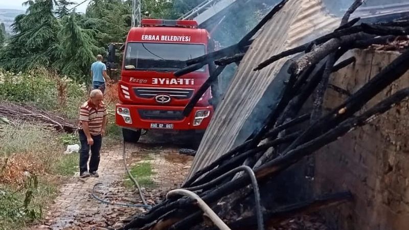 Tokat'ta saman balyalarındaki yangın evlere sıçradı