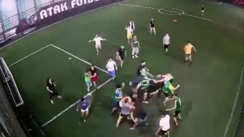 Avcılar’daki halı sahada maç bitişiyle kavga başladı